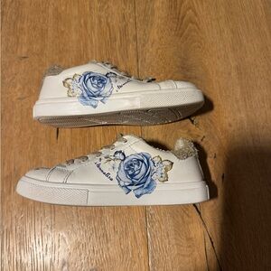 MonnaLIsa Girls White Floral sneakers sz 10 kids CUTEST Price Firm!